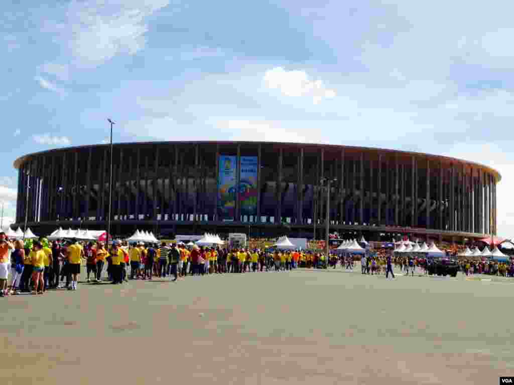 Fans line up for a World Cup game in Brasilia, June 19, 2014. (Nicolas Pinault/VOA)