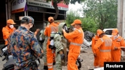 Des secouristes sur le site d'une fuite de gaz à Ludhiana, dans l'État du Pendjab, en Inde, le 30 avril 2023.