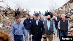 যুক্তরাষ্ট্রের প্রেসিডেন্ট জো বাইডেন কেন্টাকির ডসন স্প্রিংসে ঘূর্ণিঝড়ে বিধ্বস্ত এলাকা পরিদর্শন করছেন। ডিসেম্বর ১৫, ২০২১। 