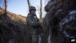 Soldado ucraniano en una trinchera en la línea de separación con los rebeldes prorrusos, en Mariúpol, en la región de Donetsk, Ucrania, el 20 de enero de 2022. [Archivo de AP/Andriy Dubchak]