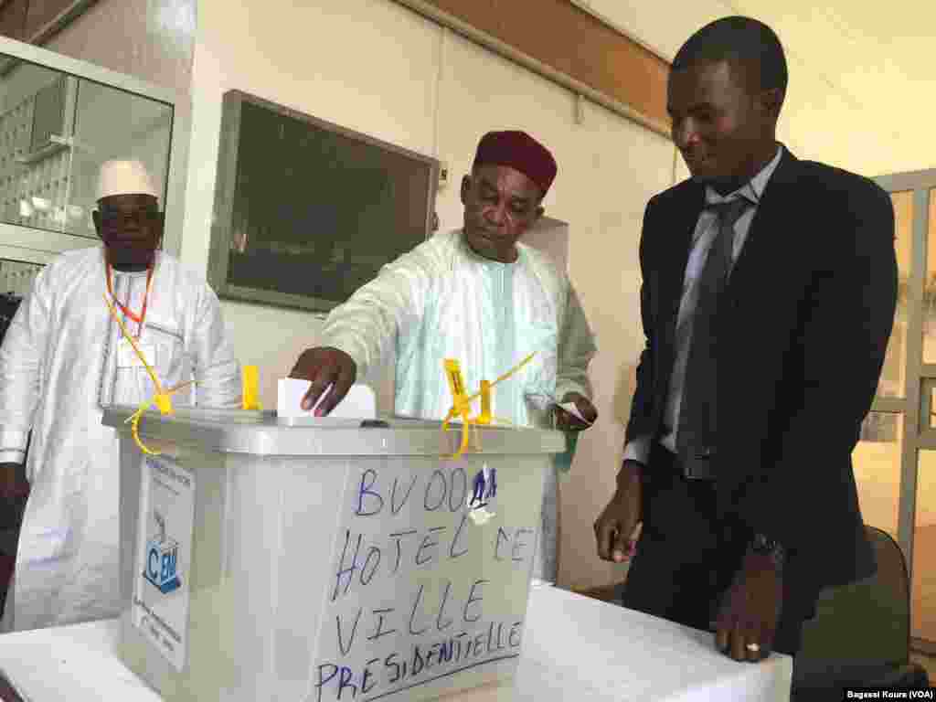 Un électeur vote à l&#39;hôtel de ville de Niamey, le 20 mars 2016.