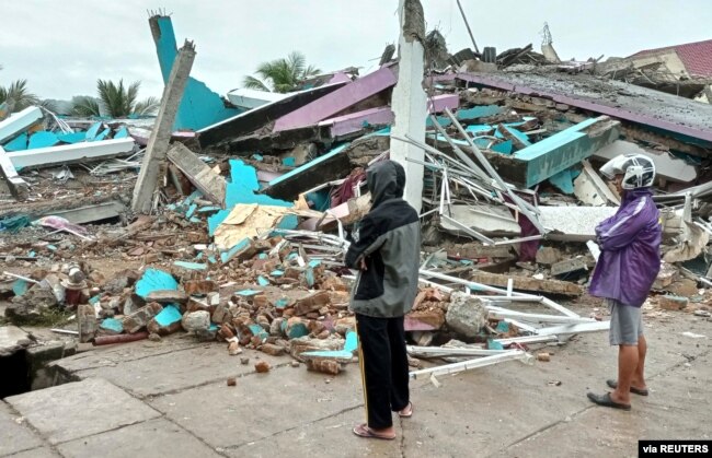 FILE - People look at a damaged hospital building following an earthquake in Mamuju, West Sulawesi province, Indonesia, Jan. 15, 2021. (Antara Foto/Akbar Tado via Reuters)
