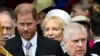Pangeran Harry dan pamannya, Pangeran Andrew, meninggalkan Westminster Abbey usai upacara penobatan Raja Charles dan Ratu Camilla di London, Sabtu, 6 Mei 2023. (Foto: Toby Melville/Pool via AP)