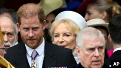Pangeran Harry dan pamannya, Pangeran Andrew, meninggalkan Westminster Abbey usai upacara penobatan Raja Charles dan Ratu Camilla di London, Sabtu, 6 Mei 2023. (Foto: Toby Melville/Pool via AP)