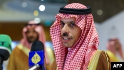 Menteri Luar Negeri Arab Saudi Pangeran Faisal bin Farhan berbicara kepada jurnalis sebelum pertemuan untuk Implementasi Solusi Dua Negara dibuka di Riyadh pada 30 Oktober 2024. (AFP/Fayez Nureldine)