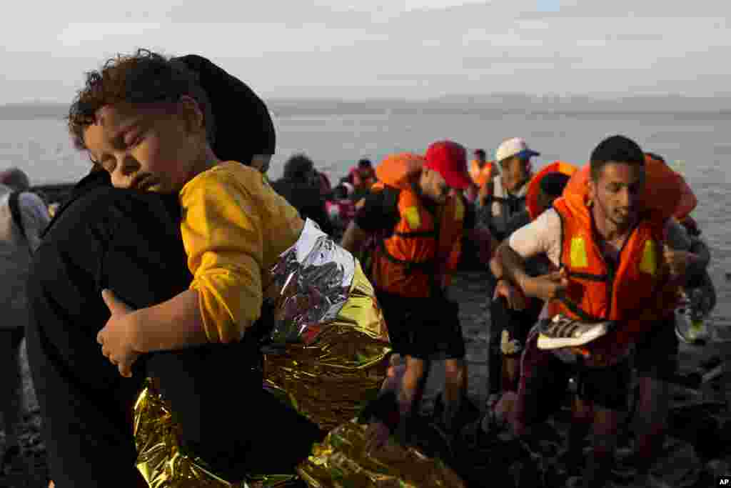 Refugiados sírios chegam num bote à ilha de Lesbos, na Grécia, vindos da Turquia. Set. 10, 2015