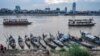 Fishing boats along the Mekong riverbank in Phnom Penh, Cambodia, October, 2018. (Malis Tum/VOA Khmer)