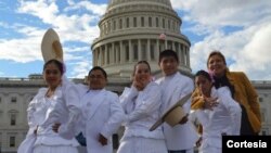 Grupo de danza peruana conocida como Marinera norteña de visita en EE.UU. demostrando su talento. [Foto: Cortesía. ENEA].