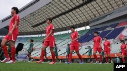 2026년 9월 14일, 일본 오사카 나가이 스타디움에서 열린 아시안게임 여자 축구 조별리그 F조 방글라데시와 북한의 경기에 앞서 선수들이 입장하고 있다.