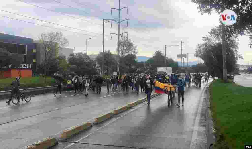 Bajo la lluvia, colombianos marchan por una v&#237;a de la capital Bogot&#225;, protestando una impopular propuesta de reforma tributaria. Domingo 2 de mayo de 2021.