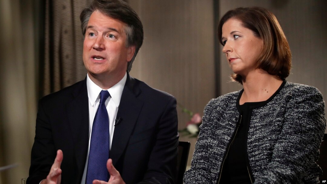 Brett Kavanaugh, dan istrinya, Ashley Estes Kavanaugh, dalam wawancara dengan televisi FOX News, Senin (24/9). 