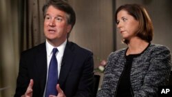 Brett Kavanaugh, dan istrinya, Ashley Estes Kavanaugh, dalam wawancara dengan televisi FOX News, Senin (24/9). 