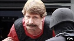 Viktor Bout, tersangka pedagang senjata Rusia, dalam pengawalan polisi Thailand.