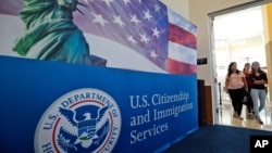 ARHIVA - Imigraciona služba u Majamiju (Foto: AP)