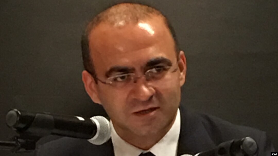 Taha Ozhan, kepala Komisi Urusan Luar Negeri dalam Majelis Nasional Turki, bertemu para pejabat AS di Washington, D.C. (1/8). (VOA/S. Herman)