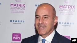 Jounalis prezantatè Matt Lauer pandan li tap prezante seremoni remiz pri ki rele Matrix Awards la, nan New York pou fi nan domèn kominikasyon, Sheraton Times Square nan New York. 24 avril 2017. (Foto:Charles Sykes/Invision/AP)