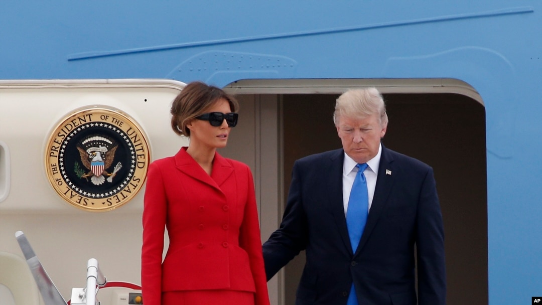 លោក​ប្រធានាធិបតី​អាមេរិក Donald Trump និង​លោក​ស្រី​ទី១ Melania អញ្ជើញ​ទៅ​ដល់​ព្រលាន​យន្តហោះ Orly ក្នុង​ក្រុង​ប៉ារីស​កាលពី​ថ្ងៃទី១៣ ខែកក្កដា ឆ្នាំ២០១៧។