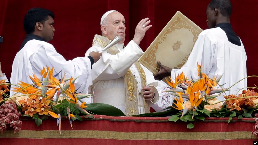 Pope Francis delivers his "Urbi et Orbi" ("to the city and the world") blessing, in St. Peter's Square at the Vatican, April 21, 2019. 