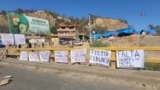 Seguidores de Evo Morales mantienen bloqueos de carreteras como rechazo de una posible detención del exmandatario. [Foto: Fabiola Chambi, VOA]