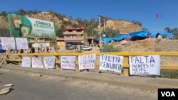 Seguidores de Evo Morales mantienen bloqueos de carreteras como rechazo de una posible detención del exmandatario. [Foto: Fabiola Chambi, VOA]