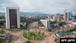 Une vue générale du centre-ville de Yaoundé, le 22 novembre 2019 avant un sommet extraordinaire de la Communauté économique et monétaire de l'Afrique centrale (CEMAC) à Yaoundé, la capitale du Cameroun. (Photo COLIN DELFOSSE / AFP)