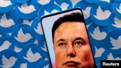 La ilustración muestra una imagen de Elon Musk en un teléfono inteligente y logotipos impresos de Twitter