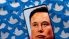 Foto ilustrasi yang diambil pada 28 April 2022 ini menunjukkan gambar wajah Elon Musk pada layar sebuah telepon genggam yang ditaruh di depan sekumpulan logo platform Twitter yang telah dicetak. (Foto: Reuters/Dado Ruvic)