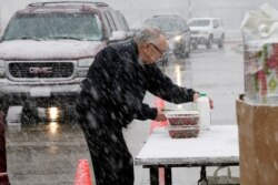 16일 미국 네브래스카주 링컨에서 시민이 무료로 배급된 음식을 가져가고 있다.