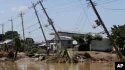 2015年9月11日东京东北部茨呈县常总遭水灾，电线杆被水冲后出现倾斜。
