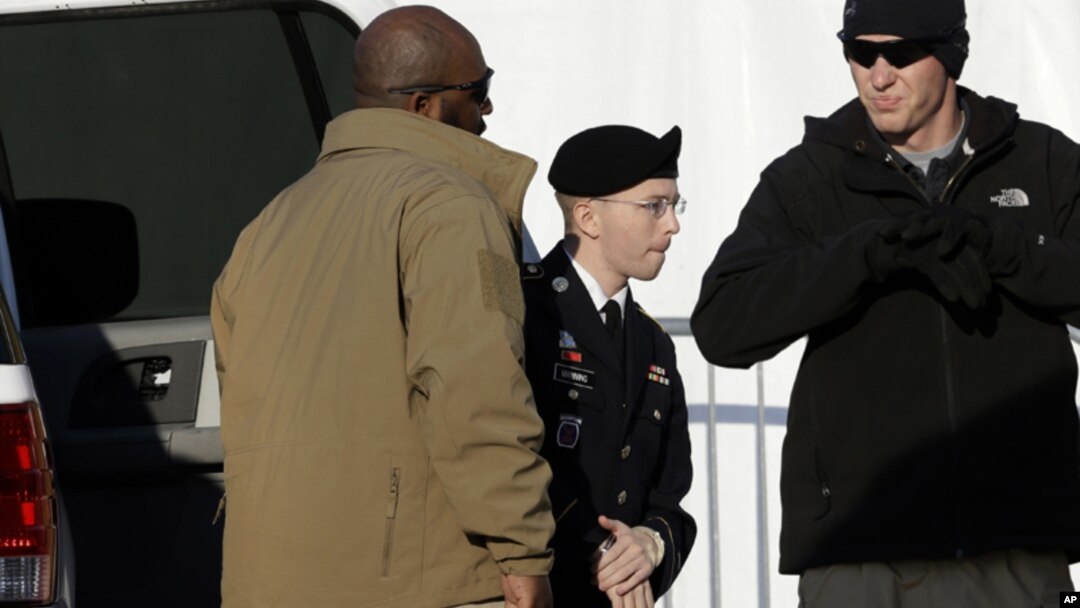 Bradley Manning (tengah) saat didampingi menuju pengadilan di Fort Meade, Maryland. (AP/Patrick Semansky)