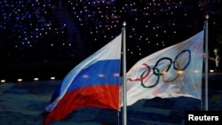 Bendera Rusia berkibar disamping bendera Olimpiade dalam pesta penutupan Olimpiade Musim Dingin di Sochi, Rusia, 23 Februari 2014.