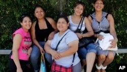 Para migran perempuan Meksiko yang bekerja sebagai tenaga pembersih (cleaning service) di New York (foto: ilustrasi). 