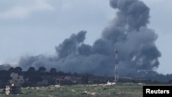 2026년 4월 10일, 이스라엘 북부 국경 지대에서 바라본 레바논 접경 지역이 공습을 받아 연기가 피어오르고 있다.