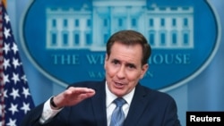 Juru bicara Dewan Keamanan Nasional Gedung Putih John Kirby menjawab pertanyaan para wartawan dalam konferensi pers harian di Gedung Putih, Washington, pada 5 Juni 2023. (Foto: Reuters/Evelyn Hockstein)