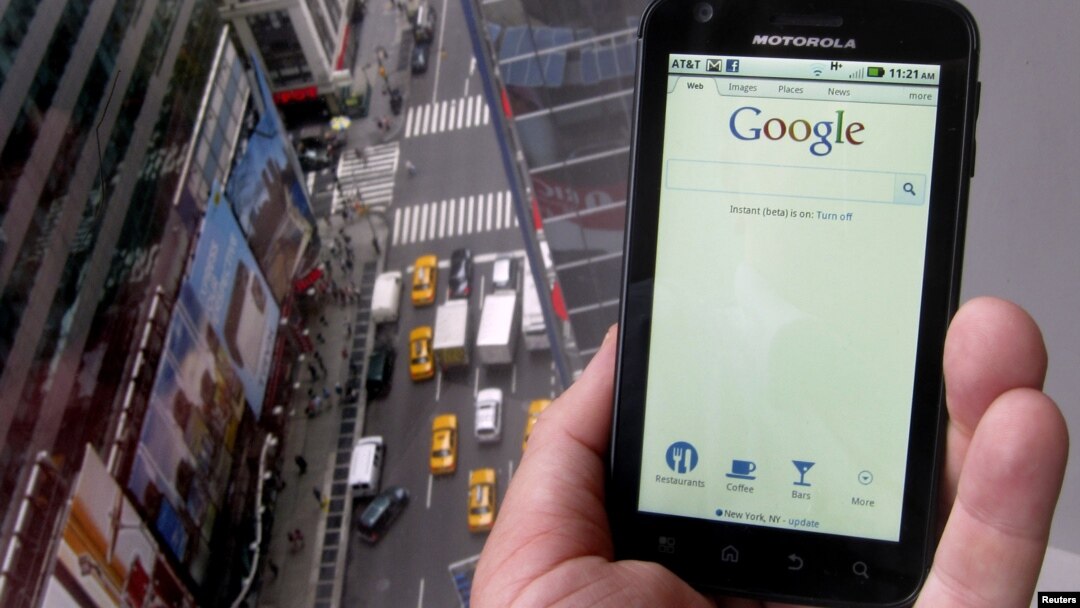 Google adquirió en mayo por $12.500 millones de dólares Motorola Mobility, convirtiéndose en competencia de Apple en materia de dispositivos.