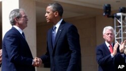 Bivši predsednici Džordž Buš i Bil Klinton i predsednik Barak Obama nakon ceremonije otvaranja biblioteke