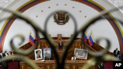 5일 베네수엘라 여당 주도로 개원한 새 의회에서 호르헤 로드리게스 의장이 취임선서를 했다.