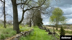 Cornfield Trail: A trail overlooking a 40-acre cornfield which saw some of the most ferocious fighting of the 1862 Battle of Antietam. (Jamie Dettmer/VOA)