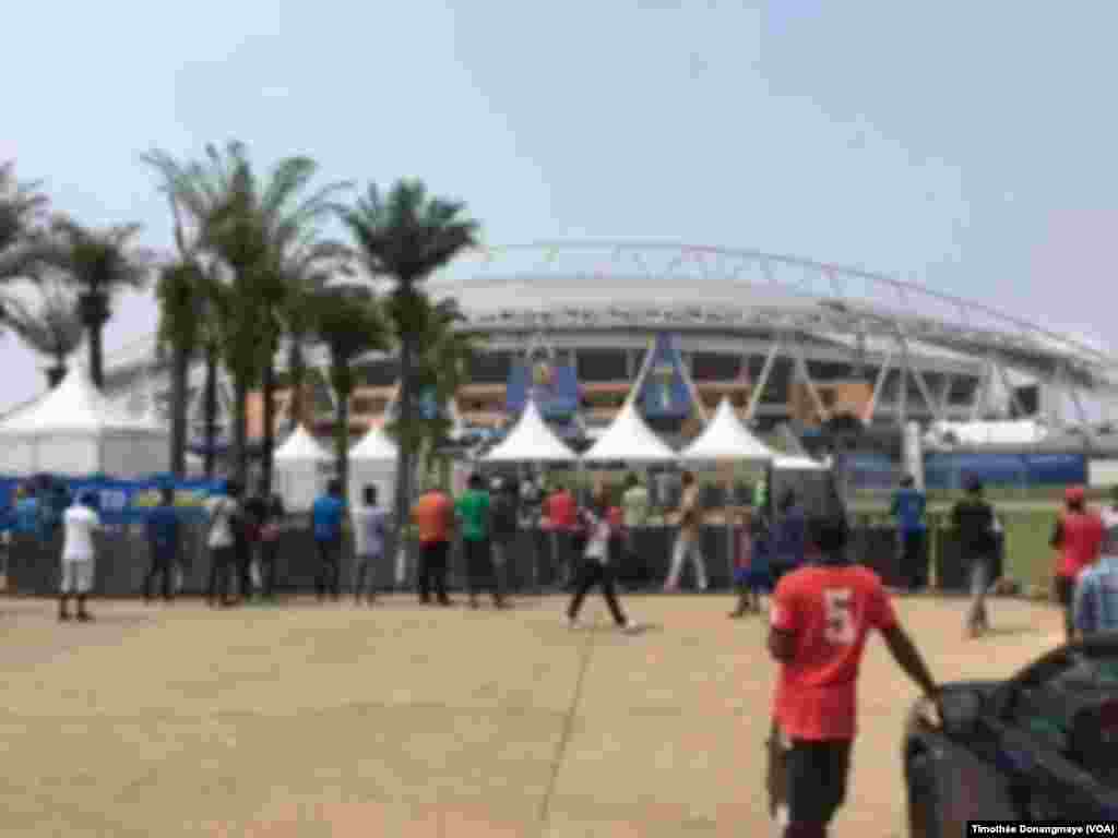 Des supporters arrivent au stade de l’Amitié à Libreville, Gabon, le 14 janvier 2017 (VOA/Timothée Donangmaye)