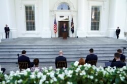 El presidente realizó la conferencia de prensa al aire libre, en el pórtico norte de la Casa Blanca.