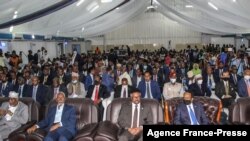 Somalia’s President Mohamed Abdullahi Mohamed (R) attends a closing ceremony after reaching an agreement with state leaders over the terms of a new election, at the National Consultative Council on Elections in Mogadishu. (File)