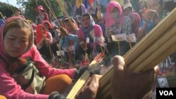 Protesters lighted incense, praying for a resolution of their land dispute fight at Preah Ang Dongker in Phnom Penh, Cambodia, January 9, 2017. (Photo: Hul Reaksmey/VOA Khmer) 