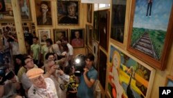 Plus d'une centaine de tableaux, dont des oeuvres de Pablo Picasso et Marc Chagall, et des photos faites par le poète Were sont exposées dans le musée à Peredelkino en dehors de Moscou, le 17 Juillet 2010