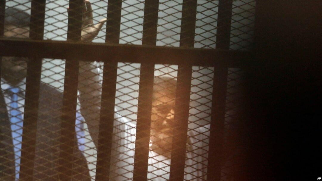 Presiden Mesir Mohammed Morsi di pengadilan darurat di akademi polisi nasional Mesir di Kairo, Mesir, 21 April 2015.