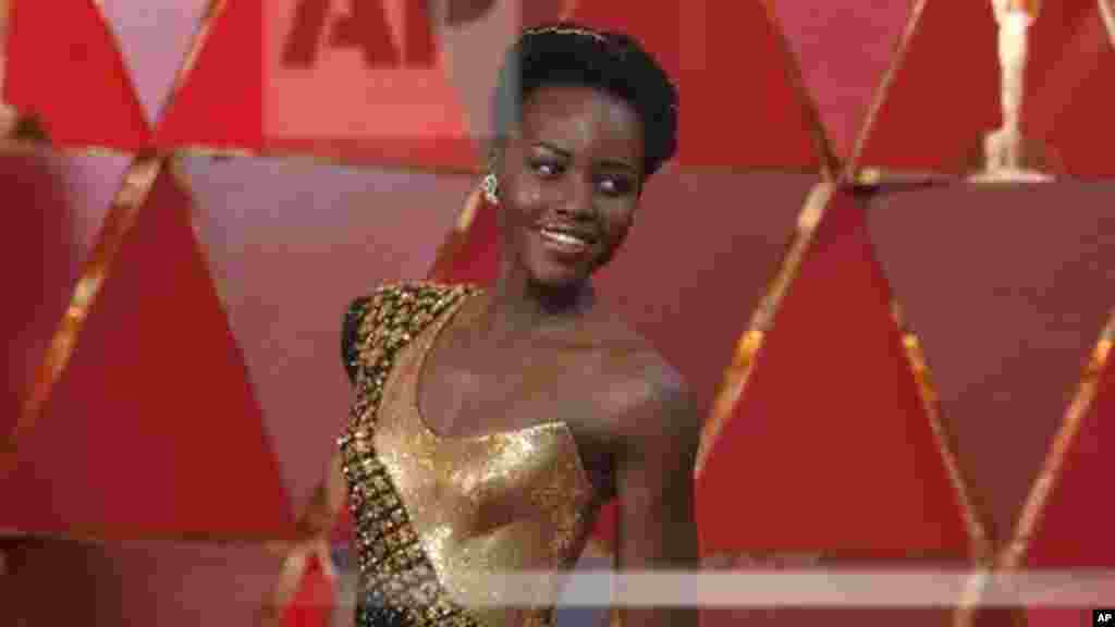 Lupita Nyong&#39;o arrive aux Oscars,&nbsp;au Dolby Theatre de Los Angeles, le 4 mars 2018