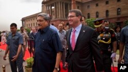 印度国防部长马诺哈•帕里卡尔（左）在新德里迎接到访的美国国防部长卡特。（2015年6月3日）