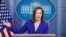 La portavoz de la Casa Blanca, Jen Psaki, conversa con los periodistas durante la rueda de prensa del 9 de marzo de 2021.
