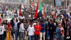 Des manifestants défilent lors d'une manifestation à Khartoum au Soudan le 1er août 2019.