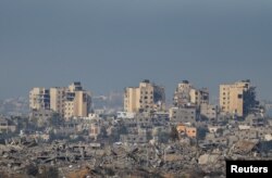 Bangunan-bangunan di Gaza hancur, terlihat dari Israel selatan, di tengah konflik Israel dan Hamas, 22 November 2023. (Foto: REUTERS/Alexander Ermochenko)