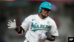 El venezolano Luis Arráez, de los Marlins de Miami, recorre las bases luego de conectar un jonrón en el duelo del viernes 15 de septiembre de 2023 ante los Bravos de Atlanta.